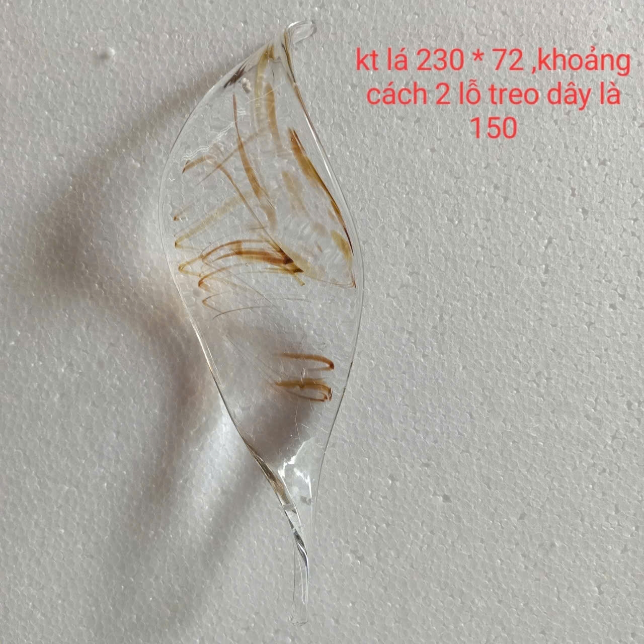Bộ đèn chùm lá xoài xoắn gân PL025.2, gồm 260 lá xoài xoắn có gân màu trắng pha hổ phách, viền mạ vàng , không lắp COB . KT(mm): D1600 x H4000